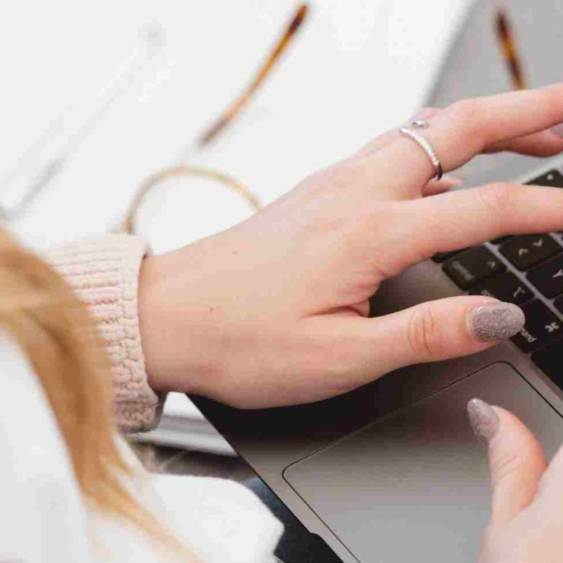 ¿Es necesaria una formación académica para trabajar en línea desde casa?