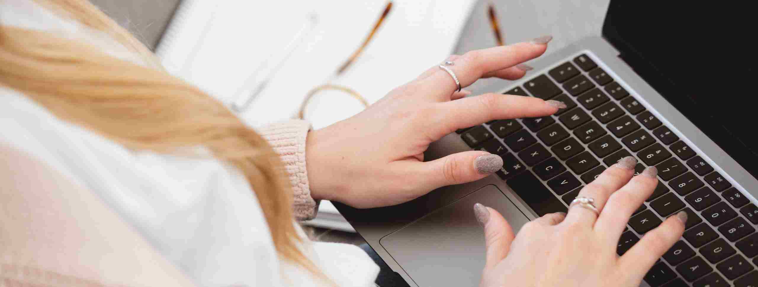 ¿Es necesaria una formación académica para trabajar en línea desde casa?