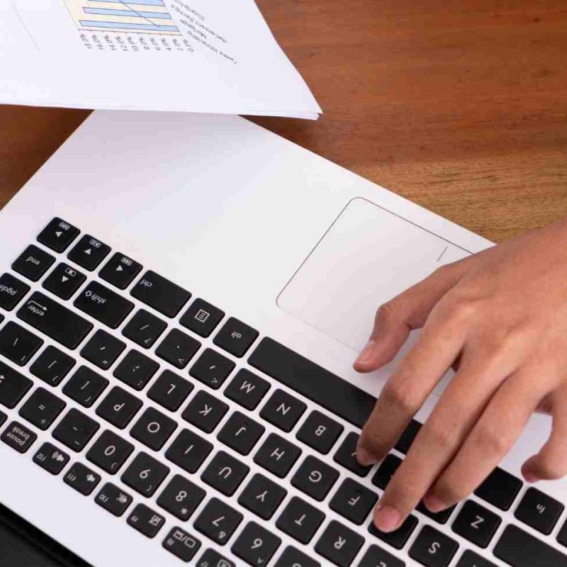 De un salario mínimo colombiano a una carrera en publicidad: la historia de Jenny en el trabajo virtual